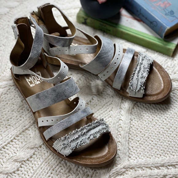 Sandali di pelle con cinturino elastico sul tallone e larghezza H | Sandali | Calzature